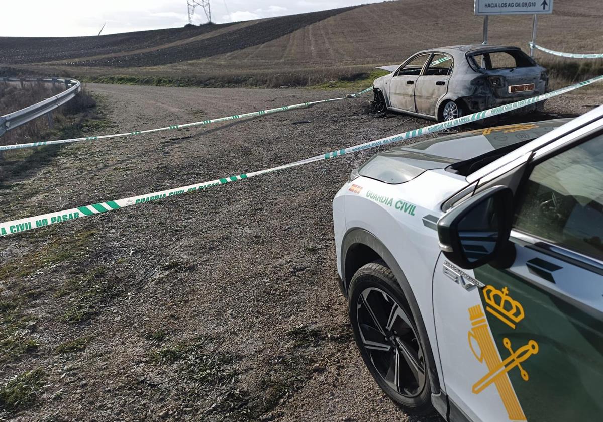 Imagen del coche calcinado tras el levantamiento del cadáver.