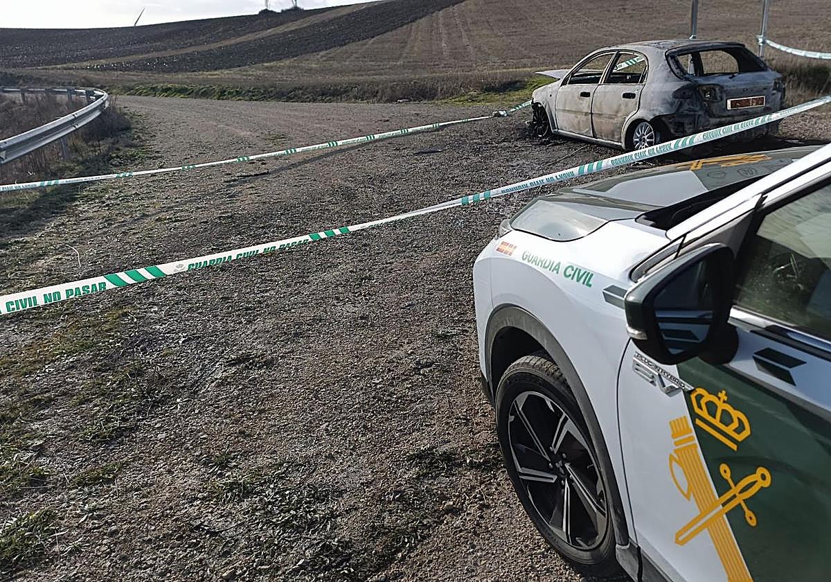 Coche calcinado donde ha aparecido el cadáver.