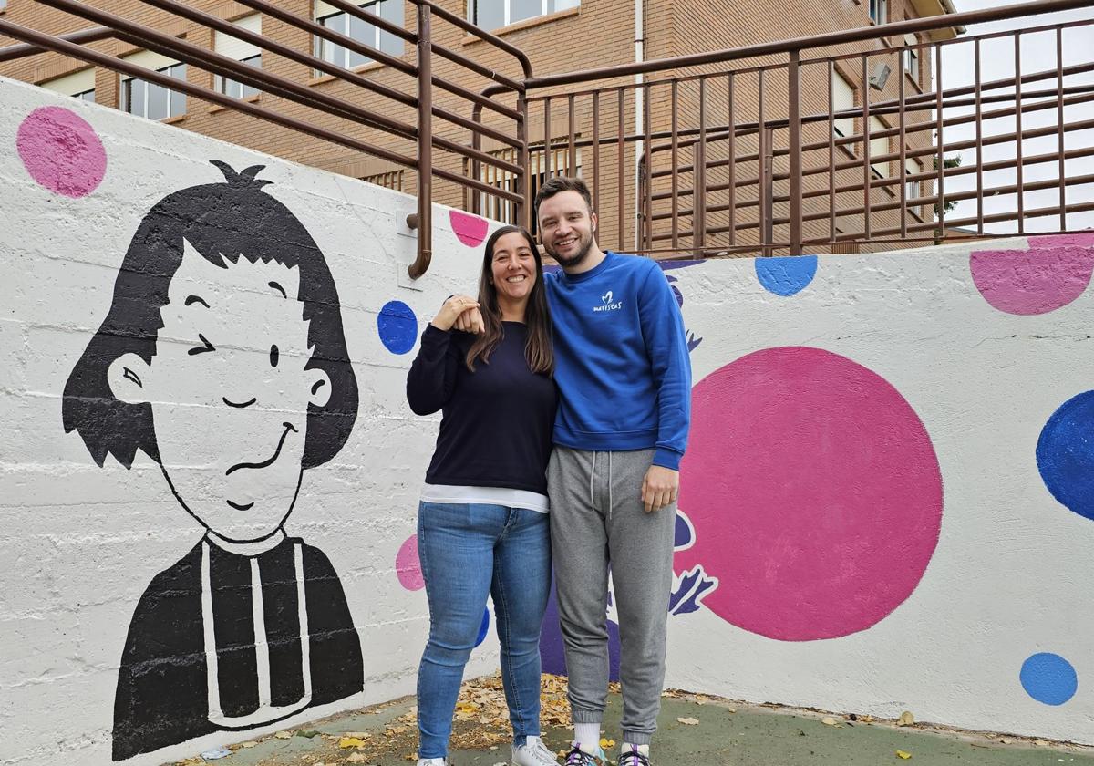 Beatriz Ansótegui y Rodrigo Castro, en el patio del Colegio Marista LiceoCastilla.