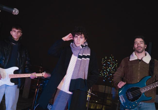 Nacho y los guitarristas de su banda durante la grabación del videoclip.