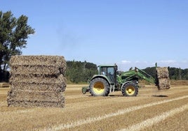 Imagen de archivo de trabajos en un campo de cereal