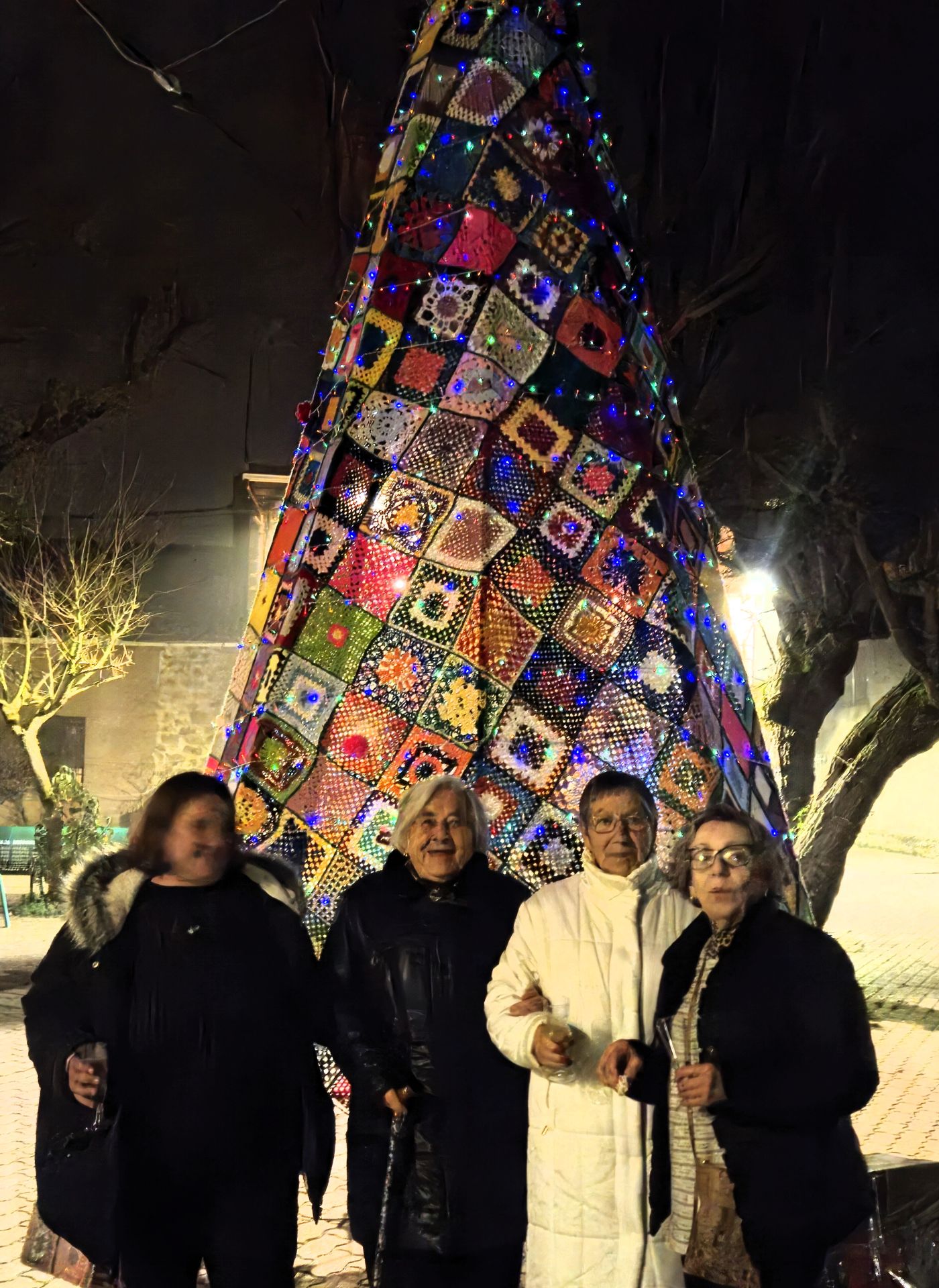 Así ha sido el encendido navideño de un árbol de ganchillo en Burgos