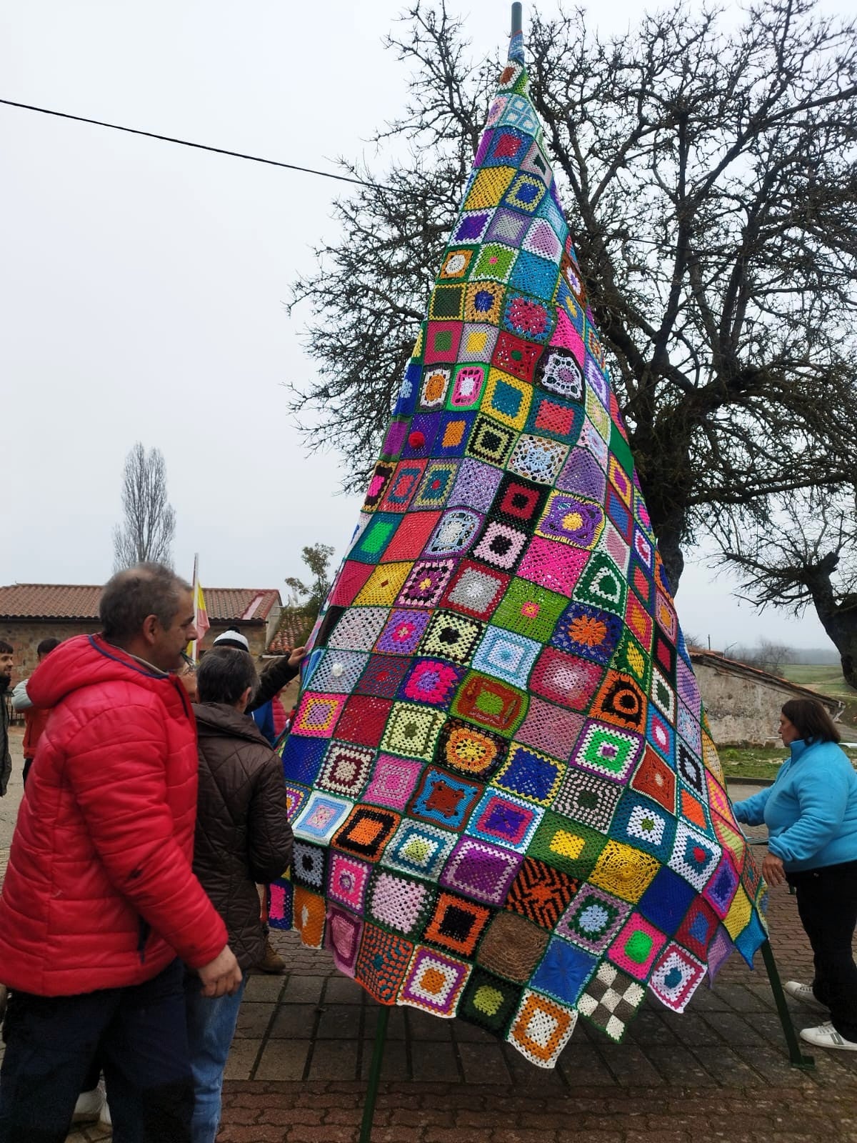 Así ha sido el encendido navideño de un árbol de ganchillo en Burgos