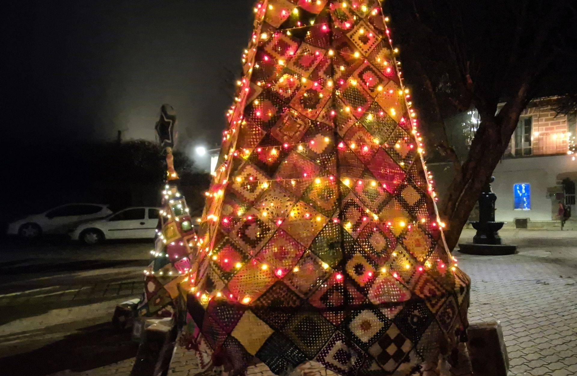 Así ha sido el encendido navideño de un árbol de ganchillo en Burgos