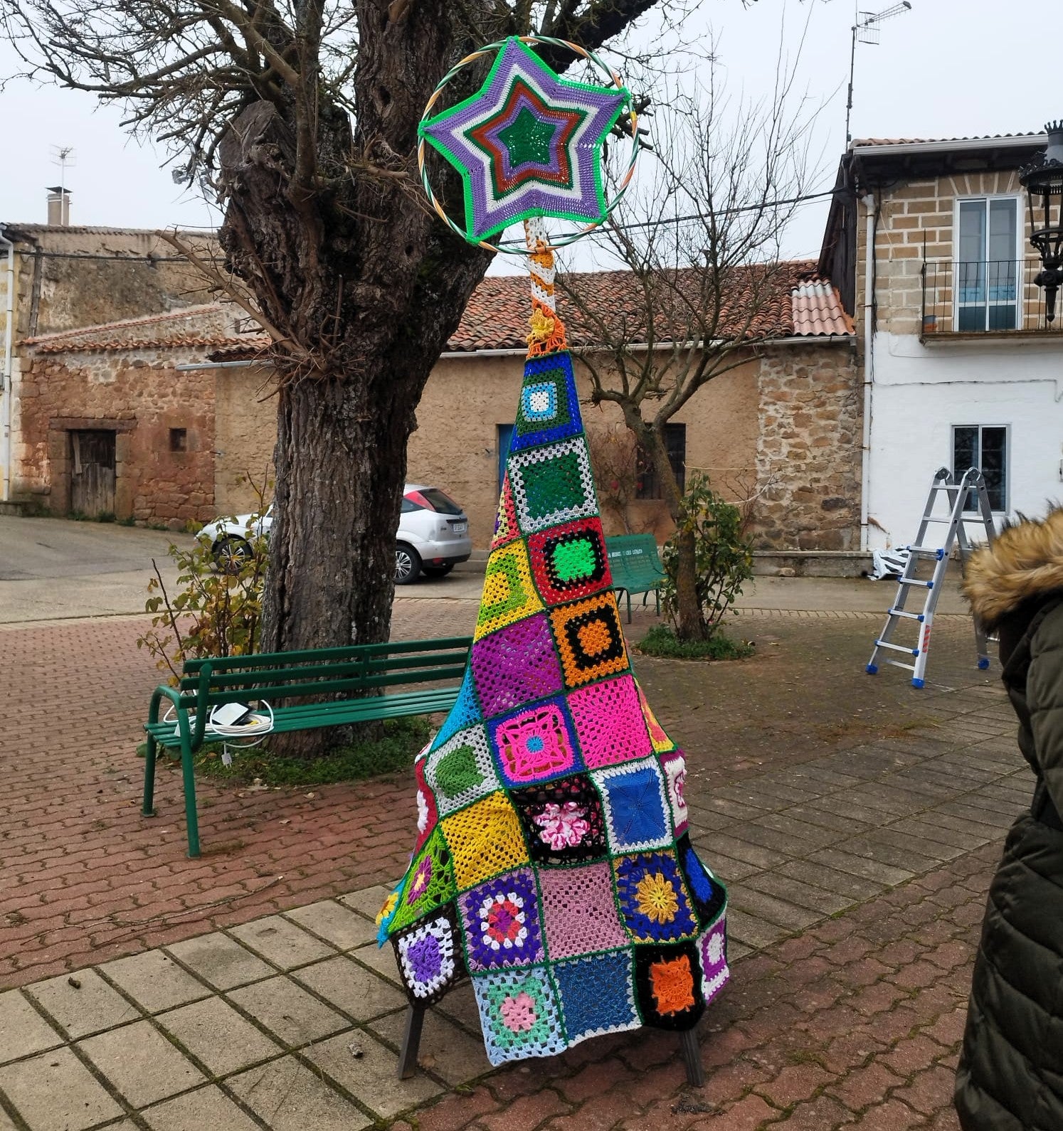 Así ha sido el encendido navideño de un árbol de ganchillo en Burgos