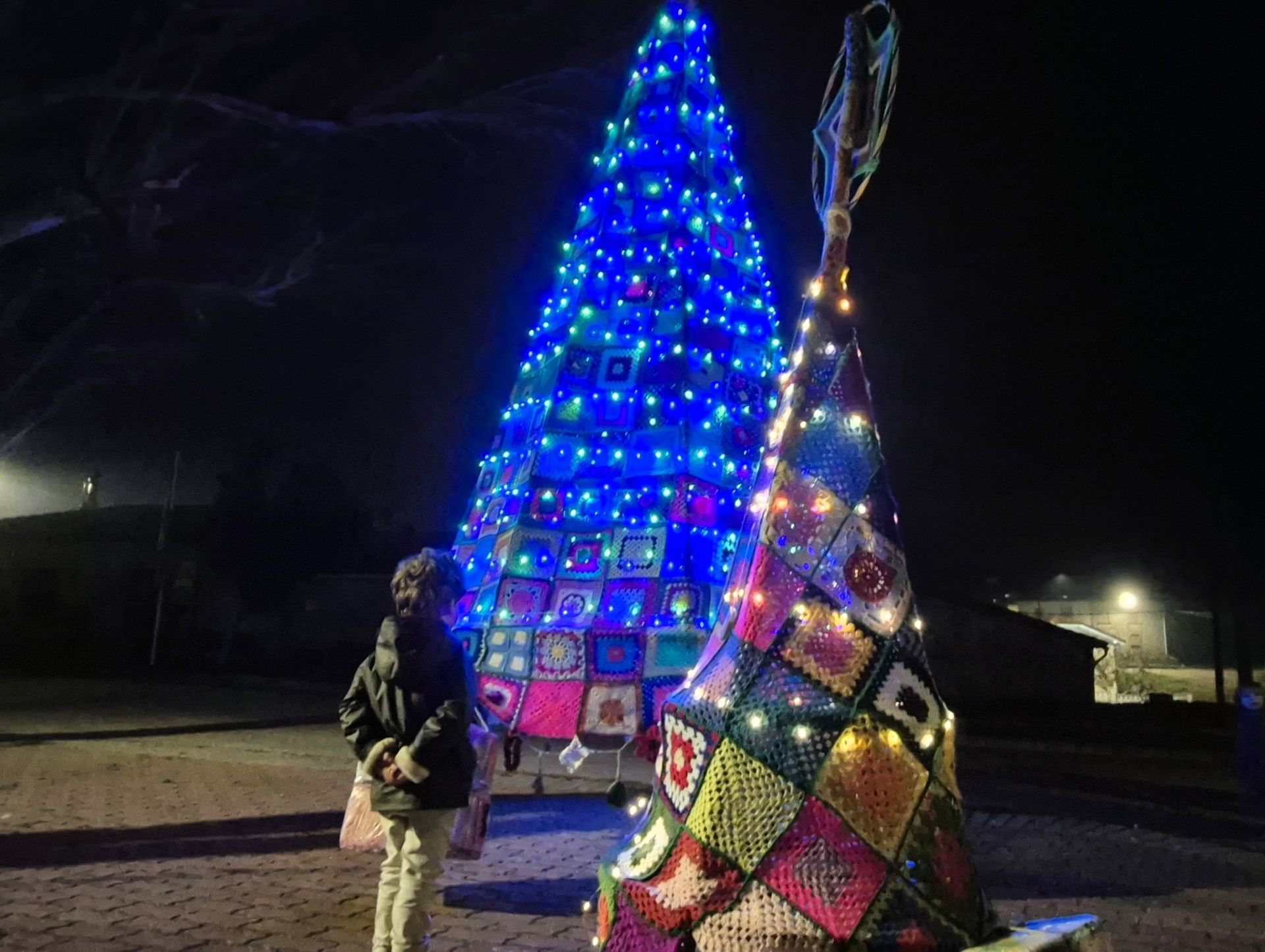 Así ha sido el encendido navideño de un árbol de ganchillo en Burgos