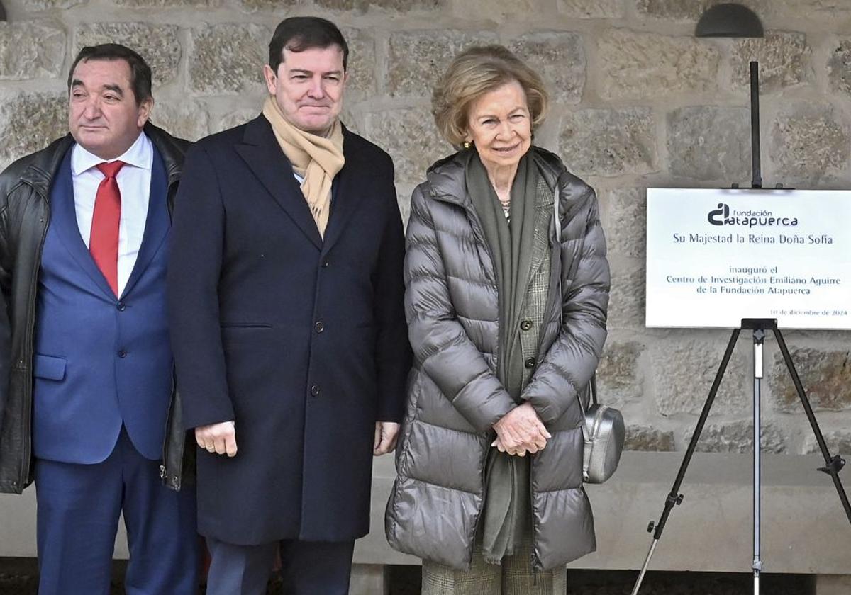 El presidente de la Junta, Alfonso Fernández Mañueco, con bufanda y abrigo negro, y la reina Sofía en la Fundación Atapuerca.