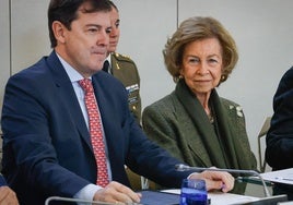 La reina Sofía, junto al presidente de la Junta, Alfonso Fernández Mañueco, en la inauguración de este centro de investigación.