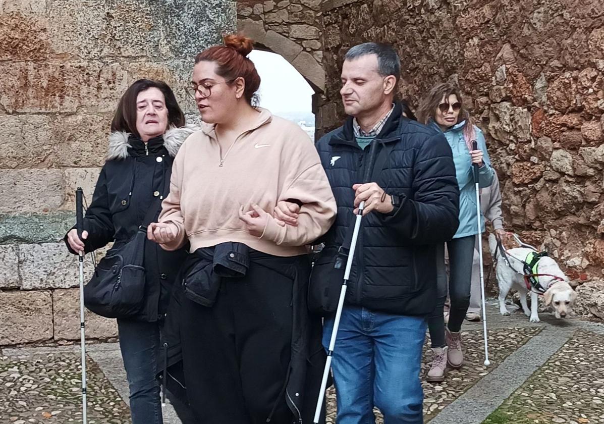 Usuarios con discapacidad visual recorren las calles de Lerma.