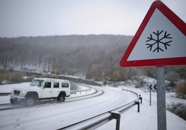La carretera de acceso a Lunada suele presentar atascos y percances con la nieve.