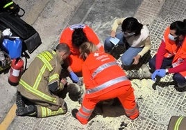 El hombre que se quemó a lo bonzo en Burgos atendido por el personal de emergencias.