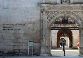 Imagen de archivo del acceso a la Facultad de Derecho de la UBU.