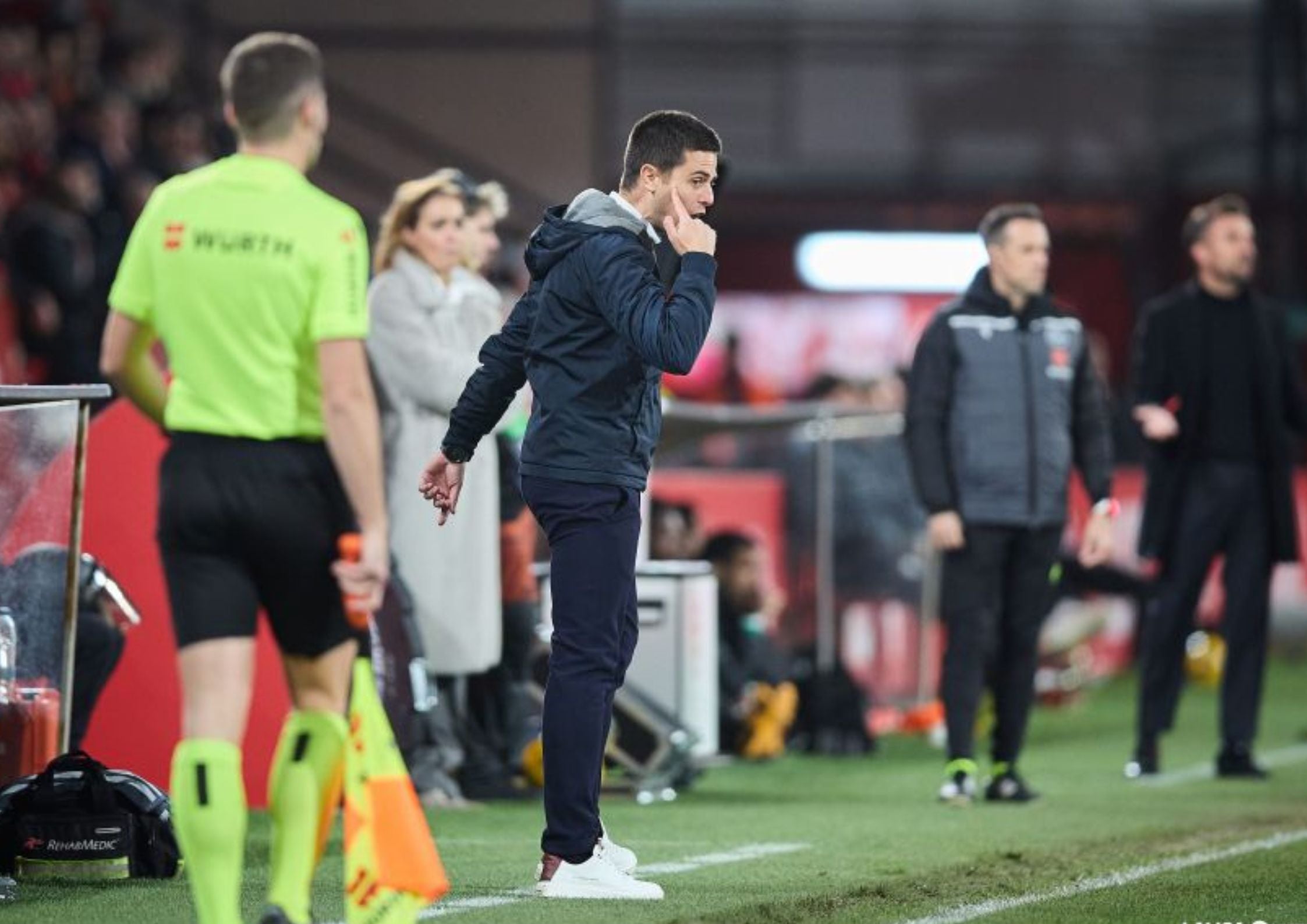 Lisci da indicaciones a los suyos.