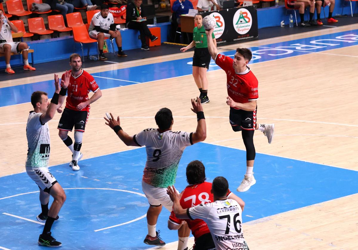 Faust Talens, durante una jugada de ataque del equipo burgalés.