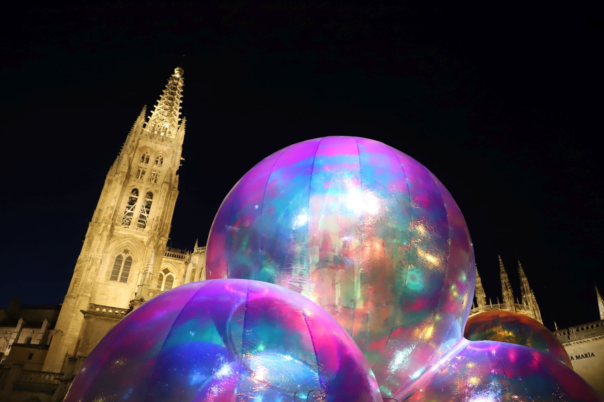 Así es el espectáculo navideño de burbujas gigantescas, luces y música de Burgos