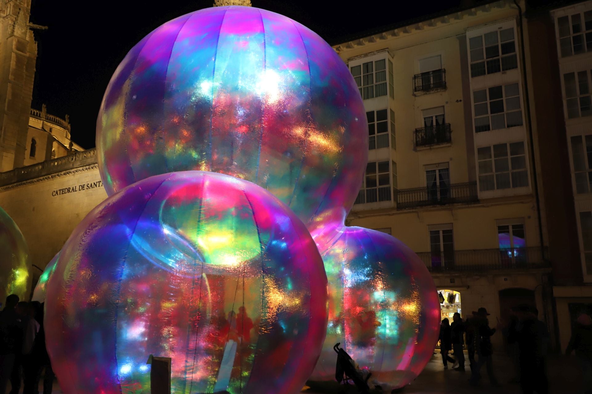 Así es el espectáculo navideño de burbujas gigantescas, luces y música de Burgos