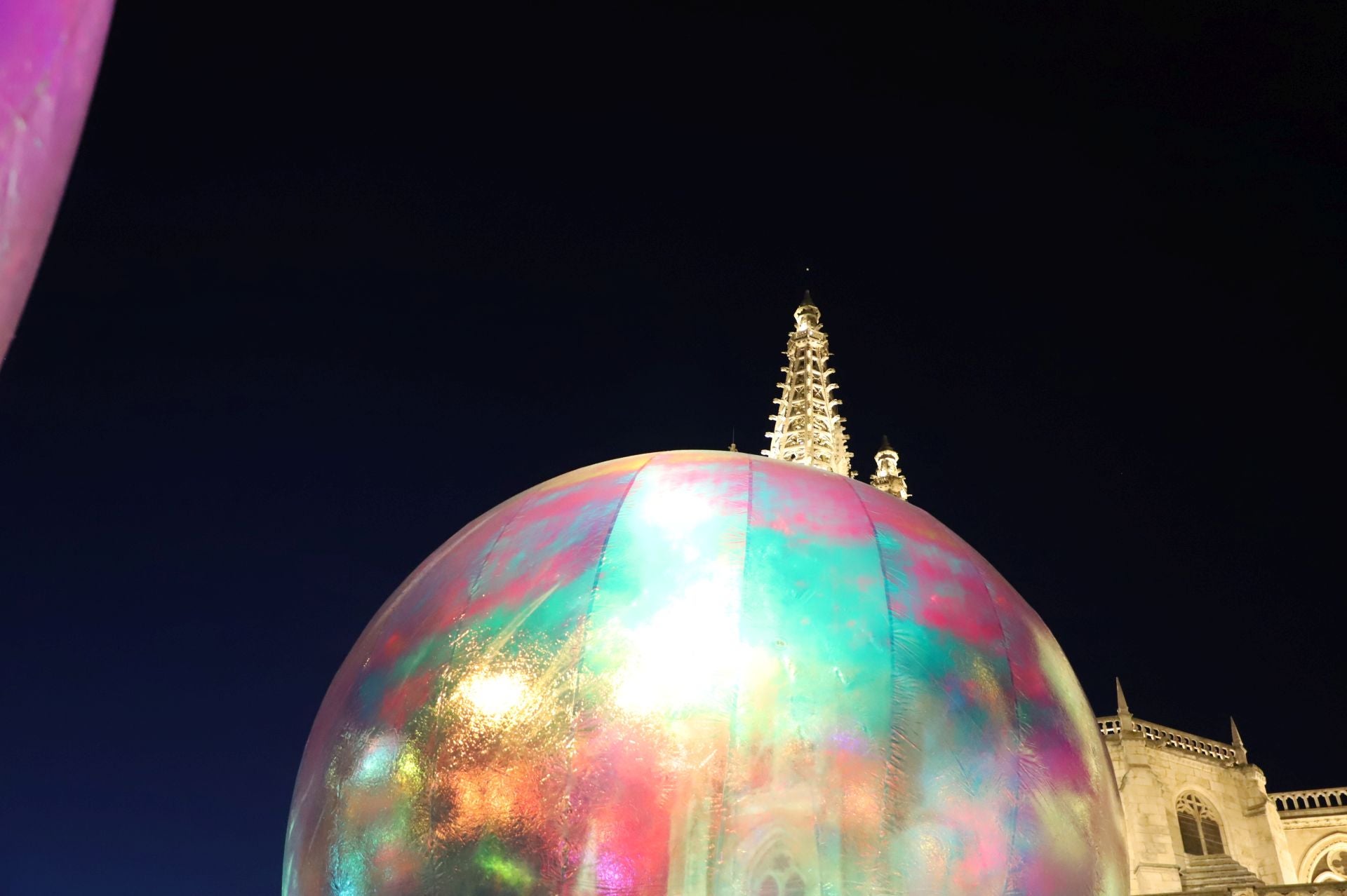 Así es el espectáculo navideño de burbujas gigantescas, luces y música de Burgos