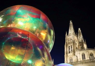 La Catedral de Burgos se viste de Navidad con 12 burbujas gigantes