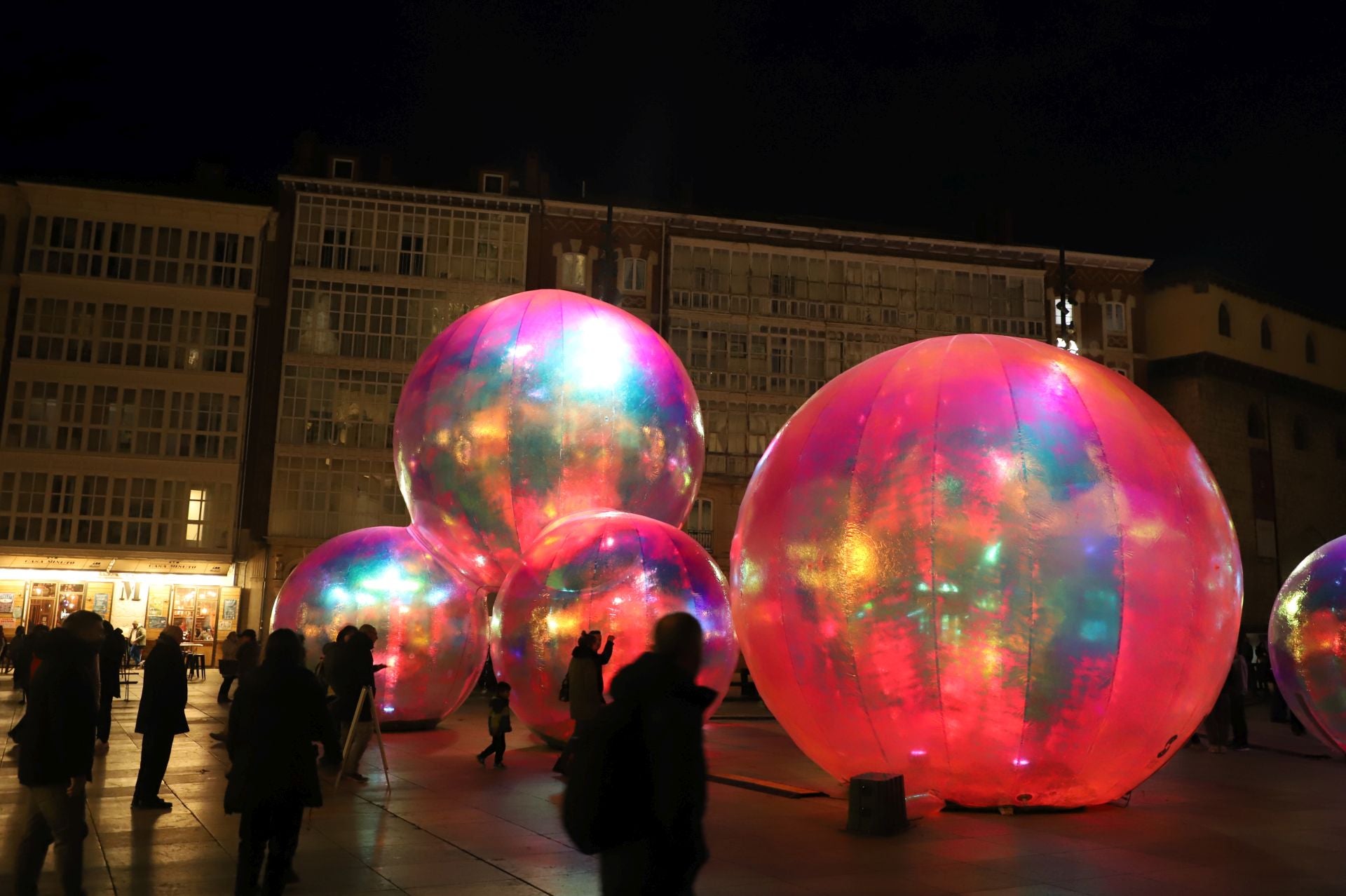 Así es el espectáculo navideño de burbujas gigantescas, luces y música de Burgos