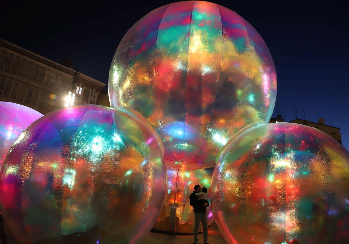 Así es el espectáculo navideño de burbujas gigantescas, luces y música de Burgos