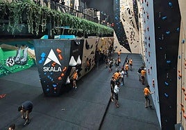 Usuarios disfrutan del rocódromo más grande Burgos, SKALA.