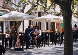 Imagen de archivo de una terraza de Burgos.