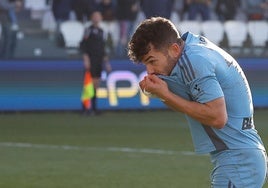 Curro besa el escudo tras anotar el gol de la victoria.