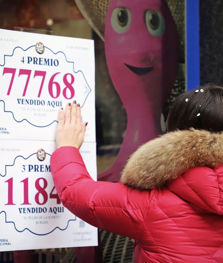 Imagen secundaria 2 - Celebración del tercer y cuarto premio de la Lotería de Navidad que ha vendido una administración de Burgos, El Pulpo de la Suerte.