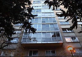 Bloque de pisos en el que supuestamente se ubica un prostíbulo en Burgos.