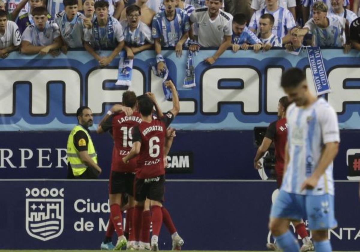 Los jugadores del Mirandés celebran un gol en Riazor.