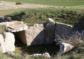 Dolmen de El Moreco, entre Gredilla de Sedano y Huidobro.