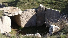 Dolmen de El Moreco, entre Gredilla de Sedano y Huidobro.