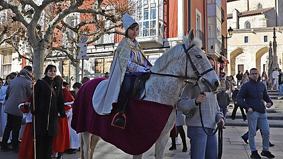 El Obispillo recorre Burgos y pide que los niños sean iguales sin importar su origen