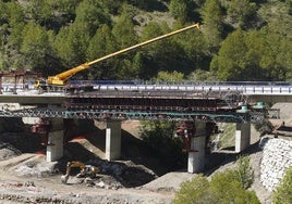 Obras de construcción del viaducto O Castro (León), de la autovía A-6.