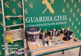 Los agentes intervinieron numeroso material usado para la pintada.