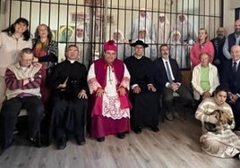 El supuesto obispo brasileño rodeado de adeptos y tras la clausura, algunas de las exmonjas.