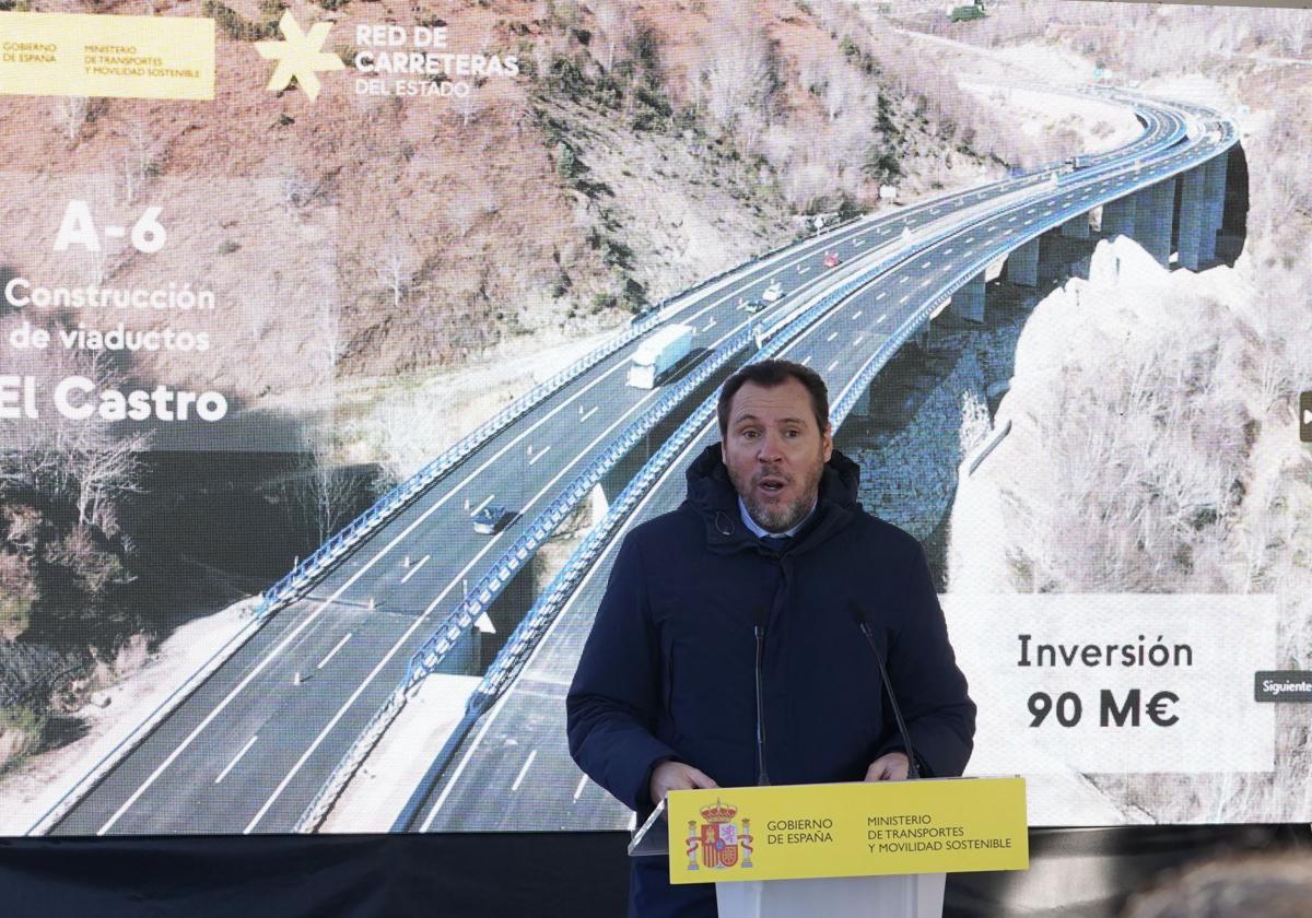 El ministro de Transporte y Movilidad, Óscar Puente, durante la inauguración del viaducto de O Castro.