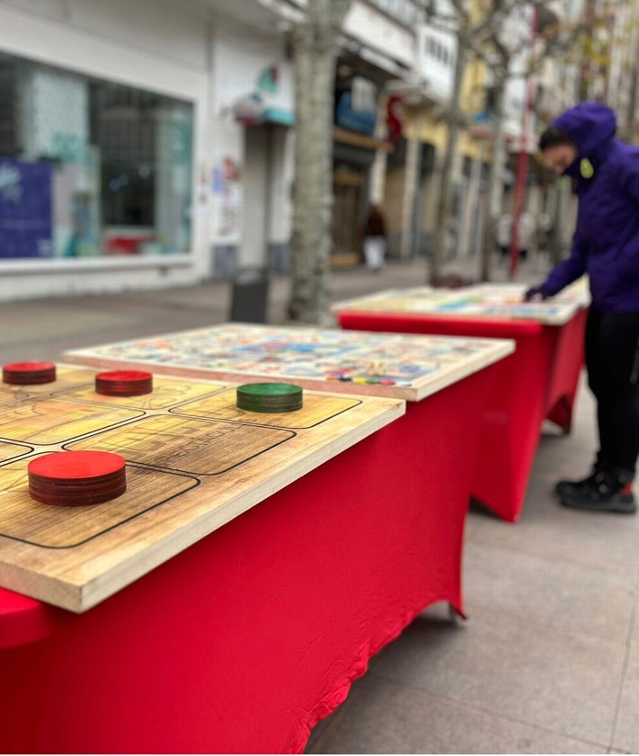 Imagen secundaria 2 - Multitud de vecinos han participado en los juegos de la calle de La Estación