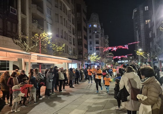 Centenares de personas han participado en la tradicional San Silvestre mirandesa