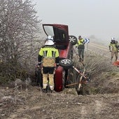 Excarcelan a una mujer atrapada en su coche tras un aparatoso vuelco en Temiño