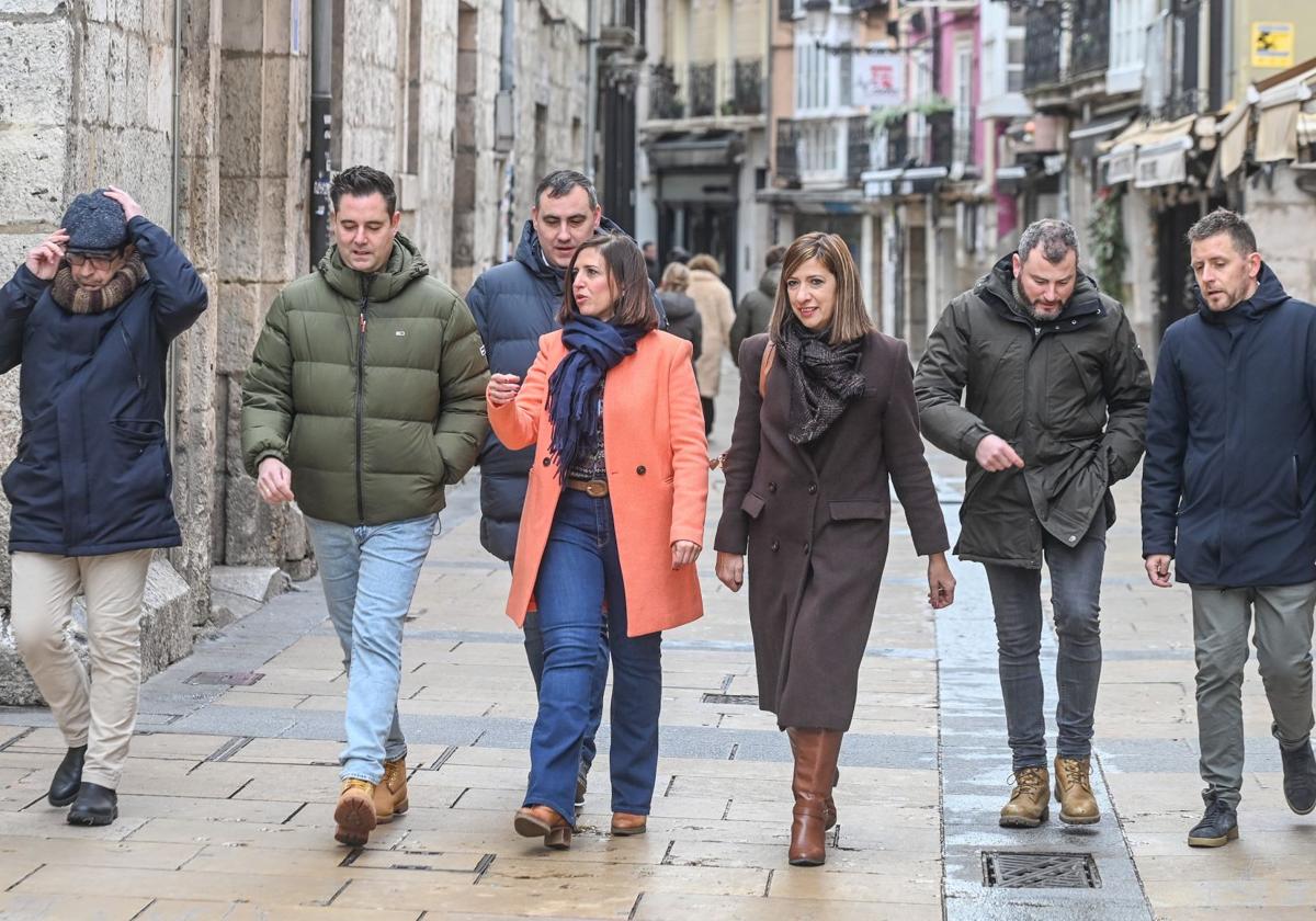 La portavoz nacional del PSOE, Esther Peña, junto a miembros del partido en Burgos.