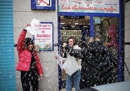 Imagen de archivo de una administración de lotería de Burgos celebrando el reparto del tercer y cuarto premio de la Lotería de Navidad.