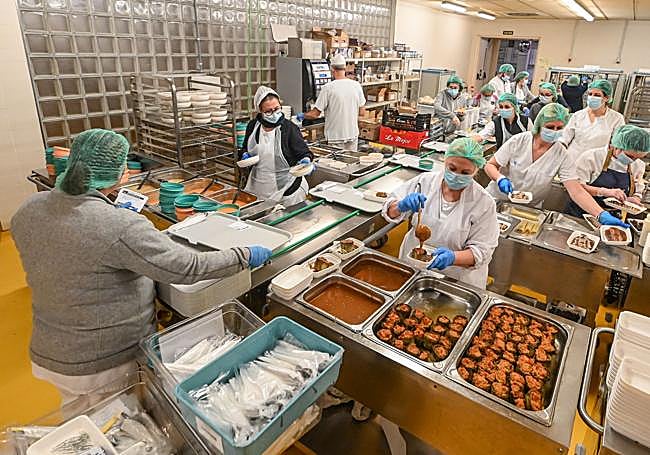 Elaboración del menú de Reyes en la cocina del HUBU.