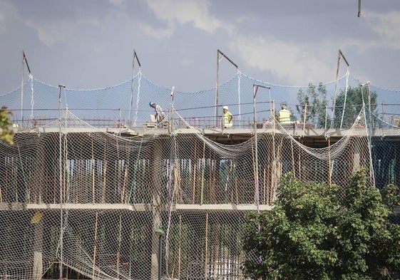 Obras de construcción de un edificio en la ciudad.