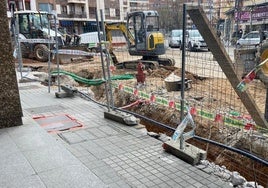 Acera en obras en la que se ha caído el hombre en Aranda de Duero.