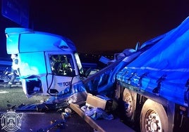 Estado del camión tras volcar en Burgos.