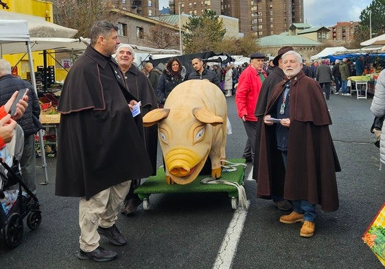 La Cofradía de San Antón estuvo vendiendo boletos en el Mercadillo