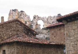 El beso de los camellos en Orbaneja del Castillo, en le Geoparque de las Loras.