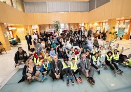 El delegado territorial de la Junta en Burgos, Roberto Saiz, y el director general de la Fundación Caja de Burgos, Rafael Barbero, junto a los alumnos participantes.