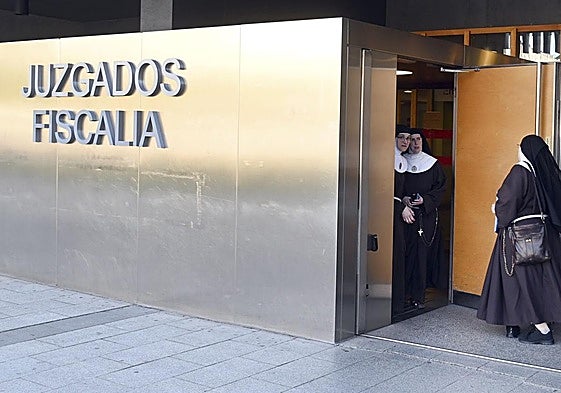 Algunas de las exmonjas de Belorado en el juzgado de Burgos.